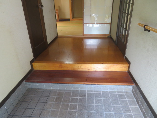 丹波市山南町玉巻の中古一戸建の玄関