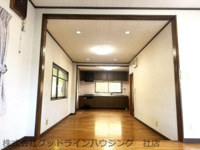 松沢戸建のキッチン|リビングからダイニングとキッチン方向