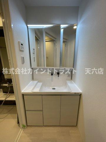 シーズンフラッツ梅田北の洗面所|ゆったりとスペースのある洗面所