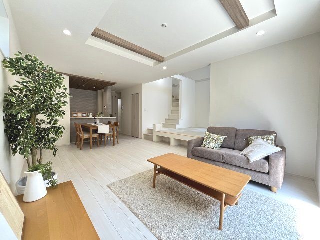 【居間・リビング】 | 糟屋郡宇美町若草2丁目　1号棟（全1棟）【仲介手数料無料・0円】 | 現地写真。