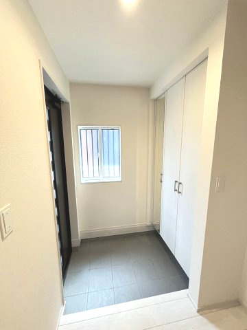 【玄関】 | 糟屋郡宇美町若草2丁目　1号棟（全1棟）【仲介手数料無料・0円】 | 現地写真。