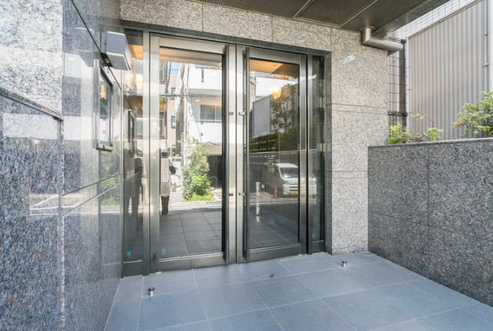 中野区弥生町２丁目の賃貸マンションのエントランス