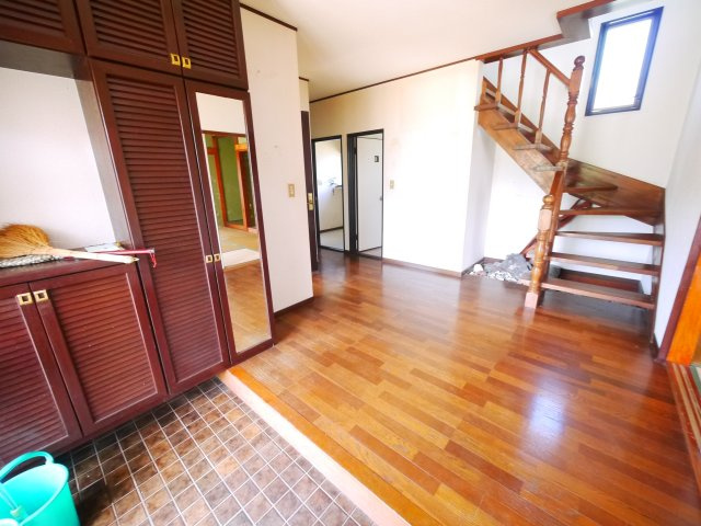 大網白里市細草　中古戸建の玄関|敷地約209坪 ガレージ2台 合計4台駐車可能 お庭で家庭菜園・ドックランが可能です 閑静な立地