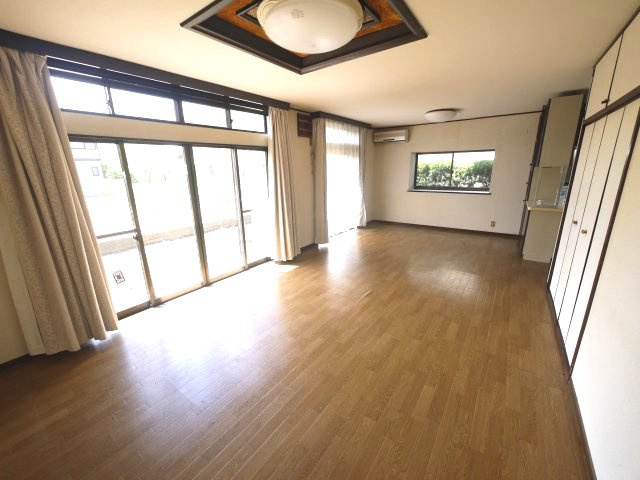 大網白里市細草　中古戸建の居間・リビング|敷地約209坪 ガレージ2台 合計4台駐車可能 お庭で家庭菜園・ドックランが可能です 閑静な立地