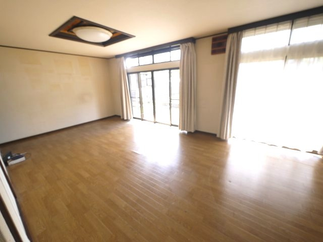 大網白里市細草　中古戸建の居間・リビング|敷地約209坪 ガレージ2台 合計4台駐車可能 お庭で家庭菜園・ドックランが可能です 閑静な立地