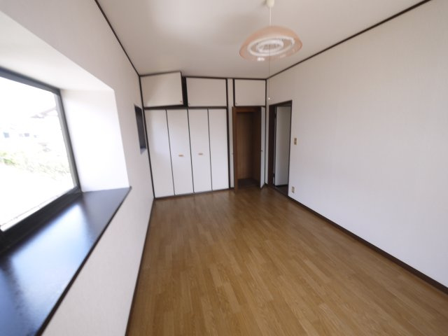 大網白里市細草　中古戸建の洋室|敷地約209坪 ガレージ2台 合計4台駐車可能 お庭で家庭菜園・ドックランが可能です 閑静な立地