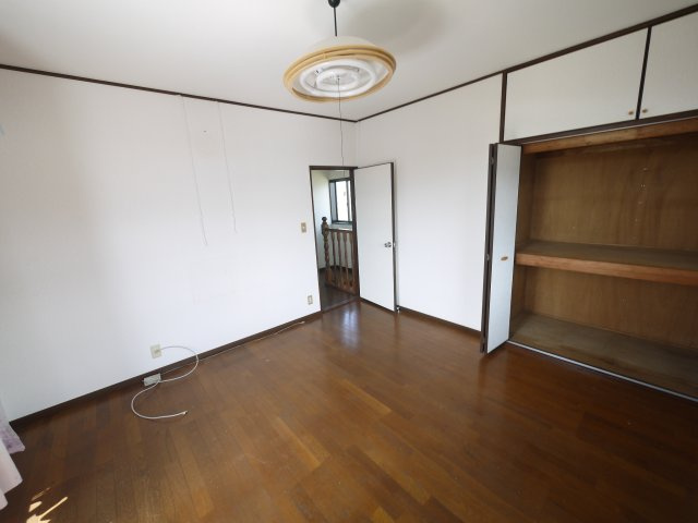 大網白里市細草　中古戸建の洋室|敷地約209坪 ガレージ2台 合計4台駐車可能 お庭で家庭菜園・ドックランが可能です 閑静な立地