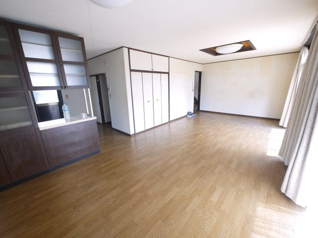 大網白里市細草　中古戸建の居間・リビング|敷地約209坪 ガレージ2台 合計4台駐車可能 お庭で家庭菜園・ドックランが可能です 閑静な立地