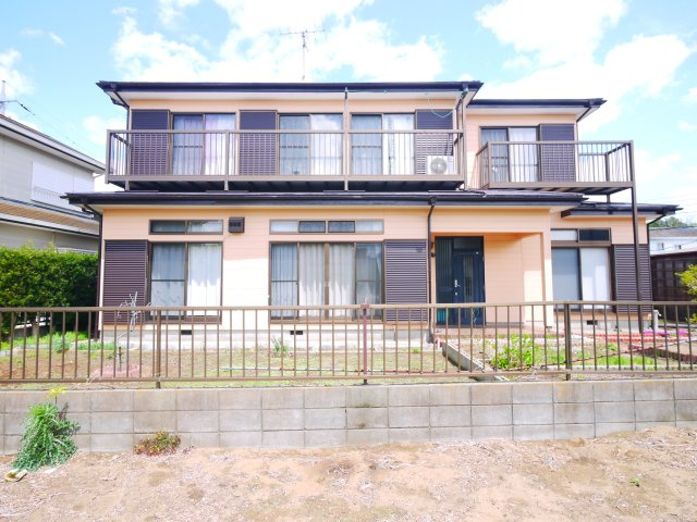 大網白里市細草　中古戸建の外観|敷地約209坪 ガレージ2台 合計4台駐車可能 お庭で家庭菜園・ドックランが可能です 閑静な立地