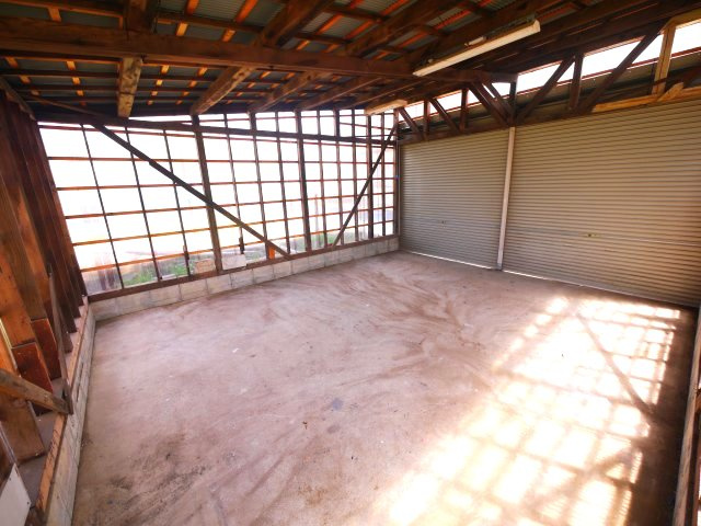 大網白里市細草　中古戸建の駐車場|敷地約209坪 ガレージ2台 合計4台駐車可能 お庭で家庭菜園・ドックランが可能です 閑静な立地