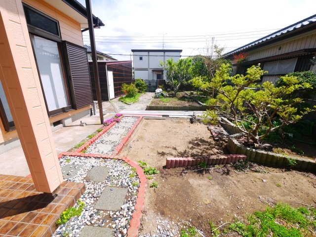 大網白里市細草　中古戸建の庭|敷地約209坪 ガレージ2台 合計4台駐車可能 お庭で家庭菜園・ドックランが可能です 閑静な立地