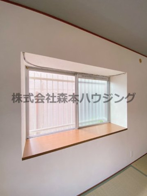 【内装】 | 　レジデンス澤井 | 出窓が明るくしてくれます