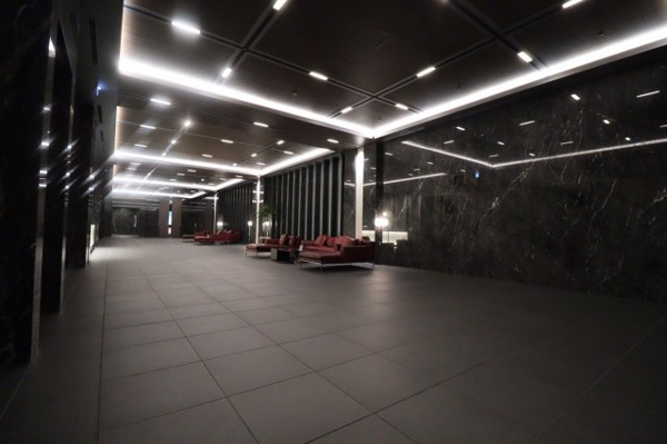 【エントランス】 | 【エントランスホール】約340平米！ラグジュアリーホテルのロビーのような、奥深く広がる大空間です。