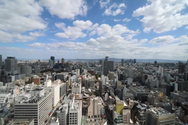 【展望】 | 【スカイラウンジからの展望】高層タワーの醍醐味！都市・大阪の街並み、その向こうの山々を一望できます。