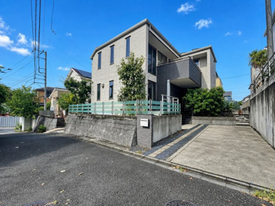 【外観】 | ◆町田市野津田町　中古戸建◆ | ◆堂々たる趣ながら、主張し過ぎずどこか余裕を感じさせるシャープなフォルムで佇む邸宅は、晴天の空と照らし合わせる事で、本来あるべき完成形の姿を見せてくれます。
