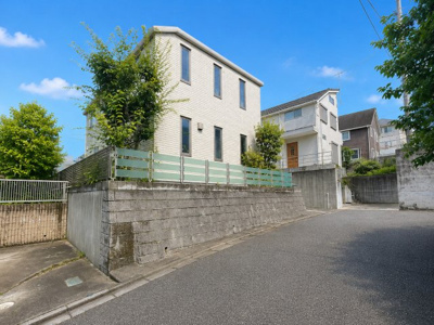 【外観】 | ◆町田市野津田町　中古戸建◆ | ◆落ち着いた街並みに調和する、スタイリッシュな戸建外観。シンプルながらも洗練された印象です。
