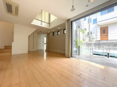【居間・リビング】 | ◆町田市野津田町　中古戸建◆ | ◆リビングは一日中太陽の光が射し込みます。家族が集まる空間は、自然と笑顔が溢れます！

