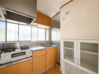【キッチン】 | ◆◇緑区三保町中古戸建◇◆ | ◆ご家族みんなで調理ができる位のスペースを実現したキッチン空間となっております。みんなで作った料理を召し上がりながらの会話は、どのような物になるのでしょうか。
※AI加工をしております。