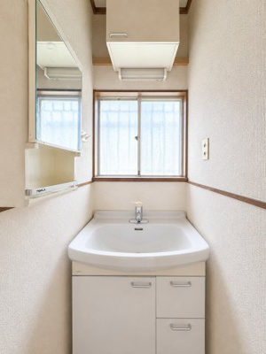 【独立洗面台】 | ◆◇緑区三保町中古戸建◇◆ | ◆毎日使う場所だから、機能的で使いやすさに配慮したパウダールーム。すっきりと使えるように収納も豊富にご用意しています。
※AI加工をしております。