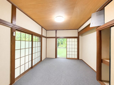 【和室】 | ◆◇緑区三保町中古戸建◇◆ | ◆気持ちの良い風が室内へ入り込む居室。家具を配置しても広々ご利用いただけます！！
※AI加工をしております。