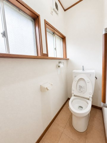 【トイレ】 | ◆◇緑区三保町中古戸建◇◆ | ◆清潔感のある白を基調とした落ち着ける空間。小窓をもうけていますので、こもりやすい空気の入れ替えも簡単に行えますね！
※AI加工をしております。