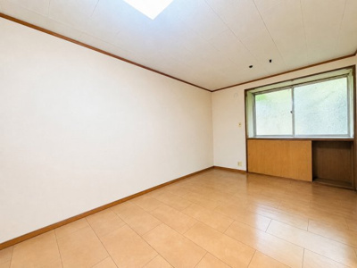 【洋室】 | ◆◇緑区三保町中古戸建◇◆ | ◆感性を育むプライベートルームはシンプルでスマートな空間。好みの空間で読書をしたり、音楽を聞いたりと一人の時間も充実したものにできます。
※AI加工をしております。