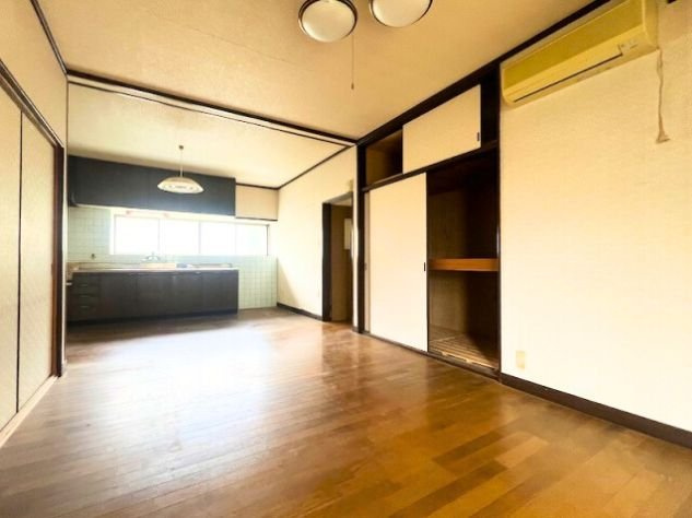 鷹子町戸建て（再建築不可）の居間・リビング|04