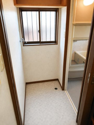 中央区緑が丘　リノベに最適な角区画の脱衣所|脱衣所のスペースがあり、家族間でもプライバシーがしっかり守られるため、年頃のお子様や同居ご家族がいるご家庭でも快適です。