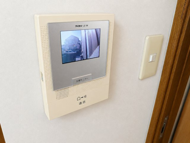 中央区緑が丘　リノベに最適な角区画の防犯設備|室内から来訪者の顔をしっかり確認できるTVモニター付きインターホン。