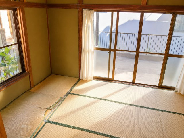 中央区緑が丘　リノベに最適な角区画の和室|明るい和室。