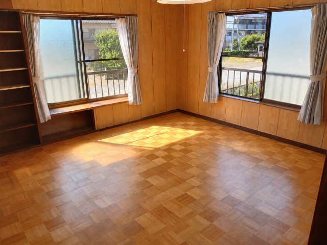 中央区緑が丘　リノベに最適な角区画の洋室|広々としたリビング。