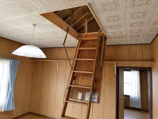 中央区緑が丘　リノベに最適な角区画の内装|屋根裏収納もあり、荷物が多くてもすっきり片付きます。
