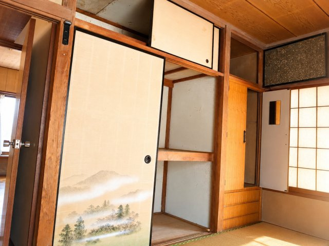 中央区緑が丘　リノベに最適な角区画の和室|２階の和室にも収納あります。