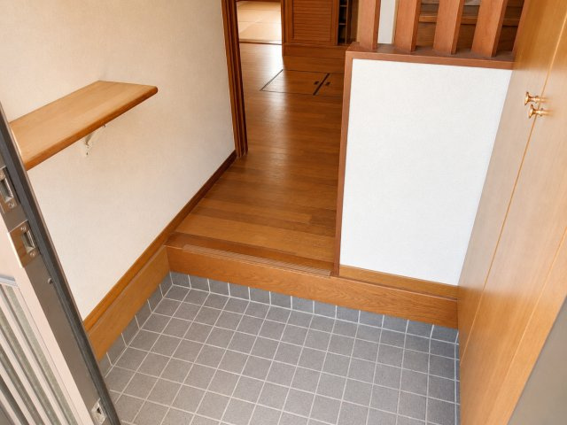 中央区緑が丘　リノベに最適な角区画の玄関|玄関にはカウンターがあり、荷物などちょっと置きに便利です。