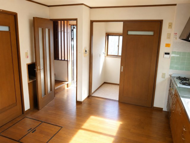 中央区緑が丘　リノベに最適な角区画のダイニング|キッチンの後ろも広々とスペースがあり大人二人が並んで立っても窮屈さを感じません。