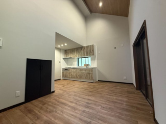 【居間・リビング】 | 安中市岩井中古戸建 | 吹抜けのリビングでゆったりをお過ごしできます
