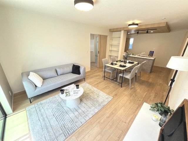 【居間・リビング】 | 糟屋郡宇美町四王寺坂2丁目25-1期・平屋　1号棟（全1棟）【仲介手数料無料・0円】 | 現地写真。