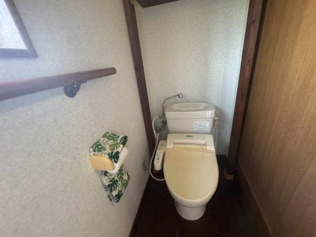 【ウッドデッキ♪】鞍手郡小竹町 大字新多（小竹駅） 2階建 ３ＬＤＫのトイレ