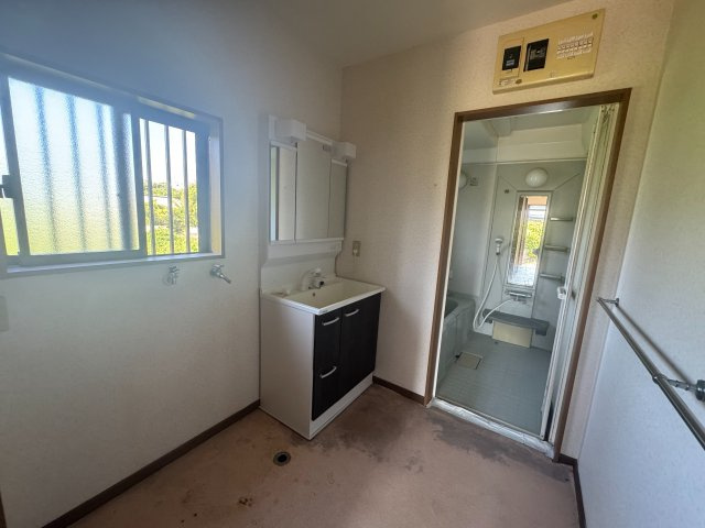 【ウッドデッキ♪】鞍手郡小竹町 大字新多（小竹駅） 2階建 ３ＬＤＫの脱衣所