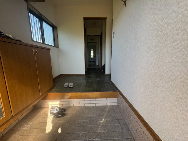 【ウッドデッキ♪】鞍手郡小竹町 大字新多（小竹駅） 2階建 ３ＬＤＫの玄関
