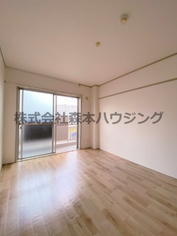 【洋室】 | 　樋口マンション | 広々とした洋室です