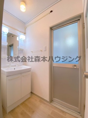 【洗面所】 | 　樋口マンション | 明るい洗面所です