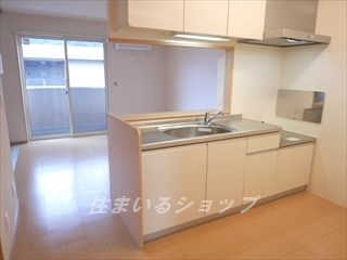 コーポラスヤナセⅤの居間・リビング|カウンターには収納あり