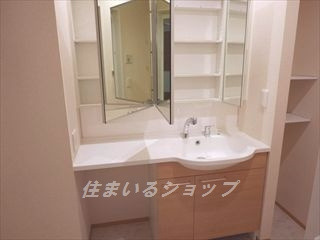コーポラスヤナセⅤの洗面所|三面鏡付き大型シャンプードレッサー