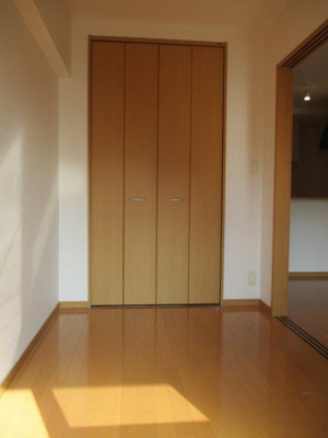 【洋室】 | スカイシャトレ箱崎南 | 別号室の写真になります。現況優先。