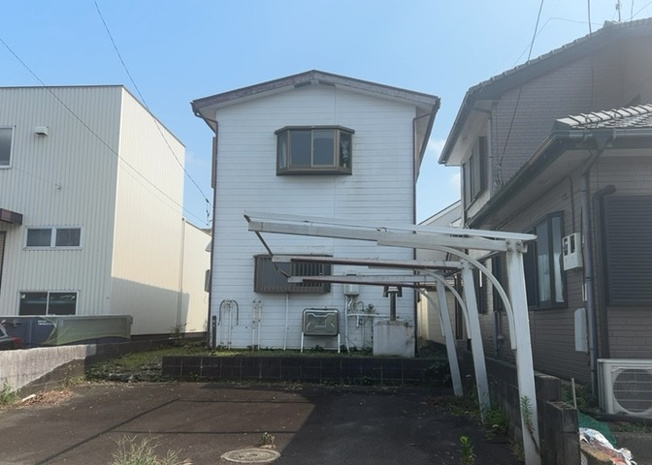 【外観】 | 土地の形が極端に長細かったり、狭小地、あるいは道路との高低差がある傾斜地だった場合、後々売ろうとしても買い手がつかない場合もあります。後々、売却することになった時に価値の下がらない土地を選びましょう。