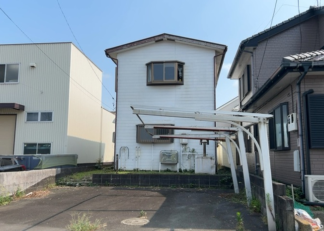 【外観】 | 家を建てる場合、方位は要チェックです。現実的に日当たりのよい家ならばリビングは南側、建築基準法でも北側に当たる家への配慮は求められています。土地を見学に行く際は、方位磁針を持って行くようにしましょう。