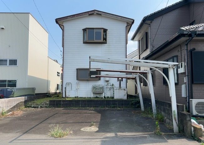【外観】 | 土地を買う際、住む地域の自治体や福祉の補助制度にも注目してみましょう。子供や老人の医療補助やゴミ出しのルールなど、自治体によってルールに大きな違いがあるため、暮らしやすい土地で判断するとよいでしょう。