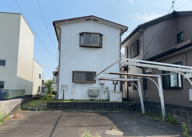 【外観】 | 土地の前の道路に消火栓が設置されていることがあります。この場合、道路交通法第45条第1項により、駐車禁止の場所が指定されています。そのため、車庫などの駐車スペースをつくることができない場合があります。