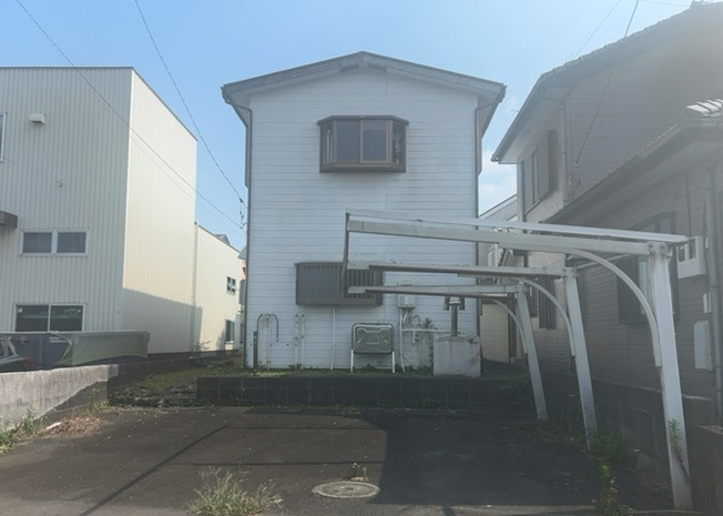 【外観】 | 隣家の土地はどうなっているのか、生活利便施設が近くにあるのか、学校まで近いかなど、お客様のライフスタイルにあわせたイメージが重要です。また、近くにあると困る施設が近くにないかも確認するといいでしょう。